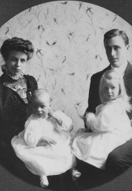 583px-Franklin_D._Roosevelt_and_Eleanor_Roosevelt_with_Anna_and_baby_James,_formal_portrait_in_Hyde_Park,_New_York_1908