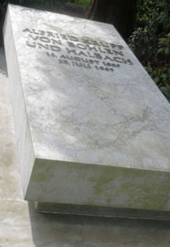 Alfried_Krupp_von_Bohlen_und_Halbach,_Grabplatte