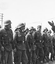 Bundesarchiv_Bild_183-N0301-503,_General_Wlassow_mit_Soldaten_der_ROA