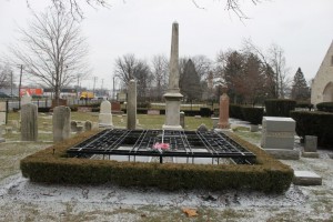 Henry_Ford_grave_Ford_Cemetery_Detroit