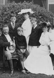 Theodore_Roosevelt_and_family,_1903