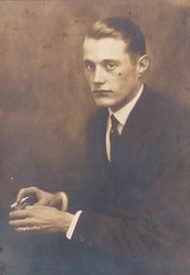 220px-Schwerin_Urlich-Wilhelm_mit_24_Jahren_(Okt._1927)