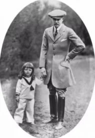 Prins-Berhard-als-kleuter-met-zijn-vader-prins-Bernhard-von-Lippe-1914-320×468.jpeg