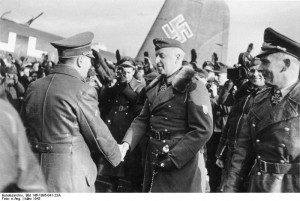 Hitler begrüßt Generalfeldmarschall von Manstein auf einem Feldflugplatz im Osten 1943 [freigegeben am 18.3.1943]