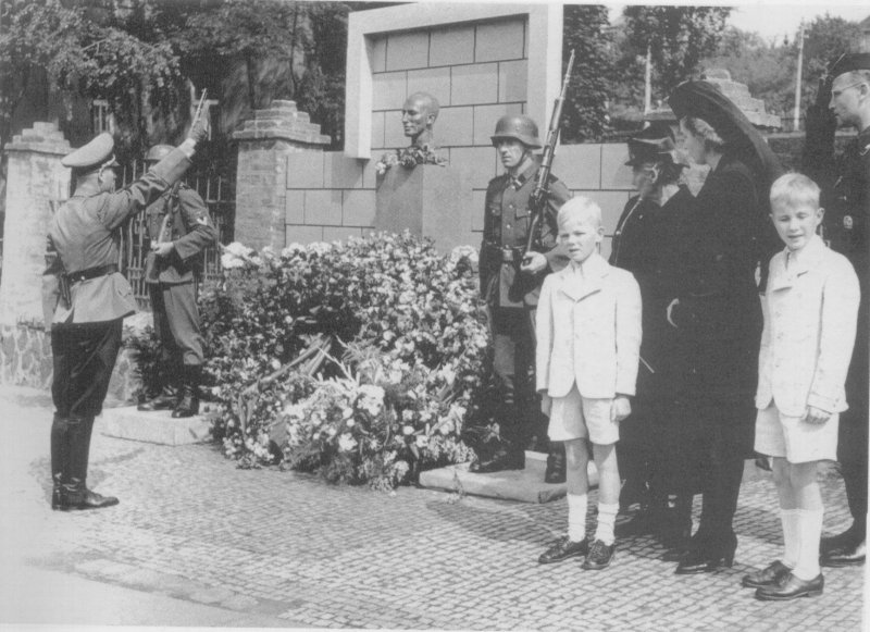 Heydrich von Osten Lina Mathilde WW2 Gravestone heydrich-von-osten-lina-mathilde-ww2-gravestone