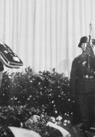 Another sight of GFM Rommel’s funeral pillow; on the right is GFM von Rundstedt saluting