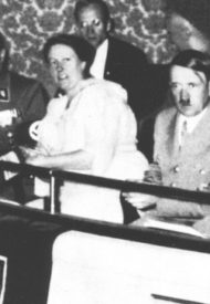hitler-bayreuth-100-_h-364_v-img__16__9__xl_w-648_-be6819cc57a5436fe2e22755fd9495d5c6ac08f6