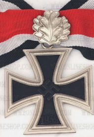 md070-german-wwii-knight-cross-of-the-iron-cross-with-oak-leaf-1-450x600watermark