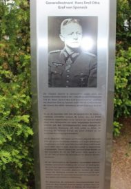 Metallstele-Südpfalz-Kaserne-311×620