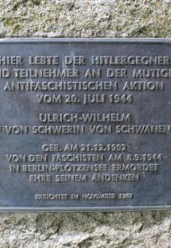 gedenktafel_ulrich_wilhelm_graf_von_schwerin_von_schwanenfeld_in_goehren_lightbox_2012