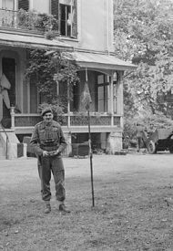 Urquhart_outside_his_headquarters