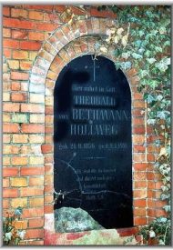 330px-Bethmann_Hollweg_Grab