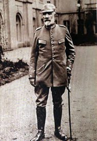 330px-Theobald_von_Bethmann-Hollweg_in_uniform,_1915