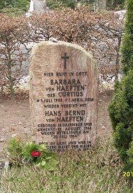 800px-Grabstätte_Hans_Bernd_von_Haeften_auf_dem_St.-Annen-Kirchhof_in_Berlin-Dahlem