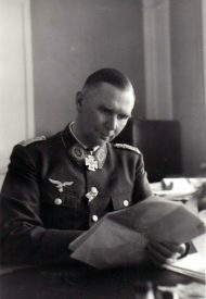 Foto_Wk2_Luftwaffe_Offizier_am_Schreibtisch_in_Ostrowo herbert rieckhoff