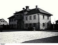 220px-Bundesarchiv_Bild_192-172,_KZ_Mauthausen,_Jour-Haus_Lager_Gusen