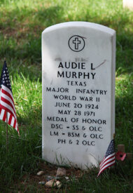 800px-Audie_Murphy_grave_-_Arlington_National_Cemetery_-_2011