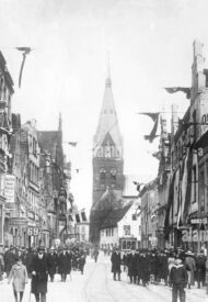 during-the-vote-on-remaining-in-the-german-reich-the-grosse-strasse-in-flensburg-is-full-of-people-the-schleswiger-should-vote-for-a-stay-the-black-white-red-flag-decoration-on-the-buildings-shows-